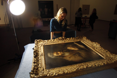 <YONHAP PHOTO-2053> Kimberly Cook of The Cleveland Museum of Art admires Rembrandt van Rijn (follower of) Old Man Praying painting before instection at the North Carolina Museum of Art in Raleigh, N.C., Friday, Oct. 14, 2011. Rembrandt in America is the largest collection of Rembrandt paintings ever presented in an American exhibition and the first major exhibition to explore in depth the collecting history of Rembrandt paintings in America. (AP Photo/Jim R. Bounds)/2011-10-24 20:55:26/ <저작권자 ⓒ 1980-2011 ㈜연합뉴스. 무단 전재 재배포 금지.>
Kimberly Cook of The Cleveland Museum of Art admires Rembrandt van Rijn’s “Old Man Praying” painting before inspection at the North Carolina Museum of Art in Raleigh, North Carolina on Oct. 14. AP-Yonhap News