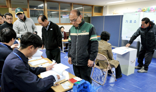 Voters at a polling station in northern Seoul prepare to cast ballots in the Seoul mayoral by-election on Wednesday morning.
(Yang Dong-chul/The Korea Herald)