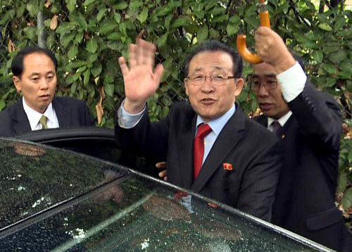 North Korean First Vice Foreign Minister Kim Kye-gwan waves to journalists as he leaves the North Korean mission after meeting with top U.S. envoy Stephen Bosworth in Geneva on Tuesday.
(AP-Yonhap News)