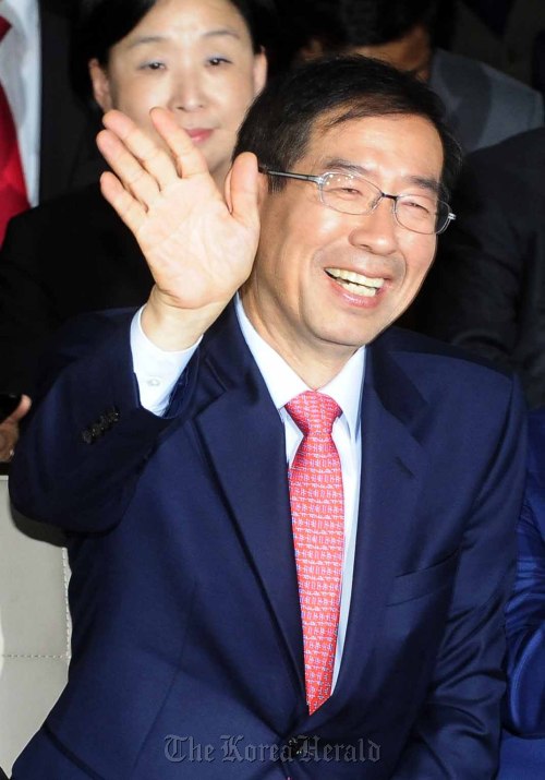 박원순 범야권단일후보가 10.26 재보궐 선거가 종료된 26일 저녁 안국동 선거캠프에서 선거캠프관계자들과 출구조사결과를 보고 기뻐하고 있다. 박해묵 기자/mook@heraldm.com