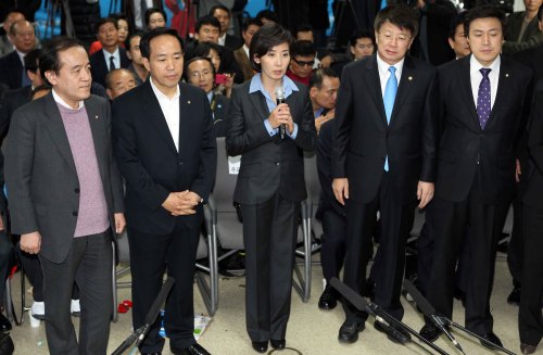 Ruling Grand National Party candidate for Seoul mayor Na Kyung-won thanks her supporters at her campaign office in Seoul on Wednesday. (Yonhap News)