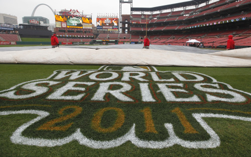 <YONHAP PHOTO-0841> Workers remove a tarp from the infield at Busch Stadium Wednesday, Oct. 26, 2011, in St. Louis, after officials announced that Game 6 of baseball's World Series is postponed due to rain. (AP Photo/Jeff Roberson)/2011-10-27 08:38:18/ <저작권자 ⓒ 1980-2011 ㈜연합뉴스. 무단 전재 재배포 금지.>
Workers remove a tarp from the infield at Busch Stadium in St. Louis on Wednesday, after officials announced that Game 6 of baseball’s World Series is postponed due to rain.  AP-Yonhap News