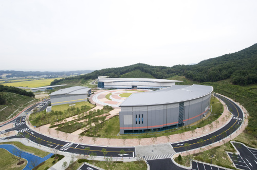 진천 국가대표종합훈련원 준공 (서울=연합뉴스) 대한체육회가 한국 엘리트 체육의 새 요람이 될 진천 국가대표종합훈련원 1단계 사업을 마치고 27일 준공식을 한다. 충북 진천군 광혜원면 회죽리 일원의 85만6천253㎡ 부지에 총 1천840억원을 들여 진행한 이번 1단계 사업으로 진천선수촌에서는 육상, 사격, 수영 등 12개 종목 350명의 선수가 최신식 시설에서 훈련할 수 있게 됐다. 사진은 진천선수촌 내 태극광장. 2011.10.24 << 대한체육회 >> photo@yna.co.kr (끝)\r\n진천 국가대표종합훈련원 준공 (서울=연합뉴스) 대한체육회가 한국 엘리트 체육의 새 요람이 될 진천 국가대표종합훈련원 1단계 사업을 마치고 27일 준공식을 한다. 충북 진천군 광혜원면 회죽리 일원의 85만6천253㎡ 부지에 총 1천840억원을 들여 진행한 이번 1단계 사업으로 진천선수촌에서는 육상, 사격, 수영 등 12개 종목 350명의 선수가 최신식 시설에서 훈련할 수 있게 됐다. 사진은 진천선수촌 내 태극광장. 2011.10.24 << 대한체육회 >> photo@yna.co.kr (끝)\r\n한국 엘리트 체육의 새 요람이 될 진천선수촌이 태극전사를 맞을 채비를 끝냈다. 대한체육회는 27일 충북 진천군 광혜원면 회죽리 진천선수촌 내  태극광장에서 김황식 국무총리와 이시종 충북도지사, 박용성 체육회장 등 800여 명이 참석한가운데 새 선수촌 준공식을 열었다.