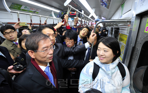 박원순 신임 서울시장이 27일 오전 서울 동작구 국립현충원을 찾아 참배를 마친후 지하철을 이용한 첫 출근길에서 시민들에게 이야기를 하고 있다./<br />박현구 기자/phko@heraldm.com 111027