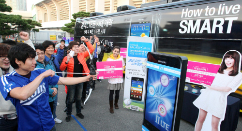 삼성전자는 한국시리즈가 열리는 야구경기장 내에서 ‘갤럭시S2 LTE’ ‘갤럭시탭10.1’ 등의 제품을 직접 사용해볼 수 있는 체험버스를 운영한다. 체험버스에서는 ‘갤럭시S2 LTE’로 촬영한 사진을 삼성 스마트TV에서 볼 수 있으며, 프린트도 가능하다. 화살을 쏘는 이벤트 ‘이것은 마치 쏜살같은 그런 속도’에 참여하면 결과에 따라 휴대폰 거치대도 선물로 지급된다.