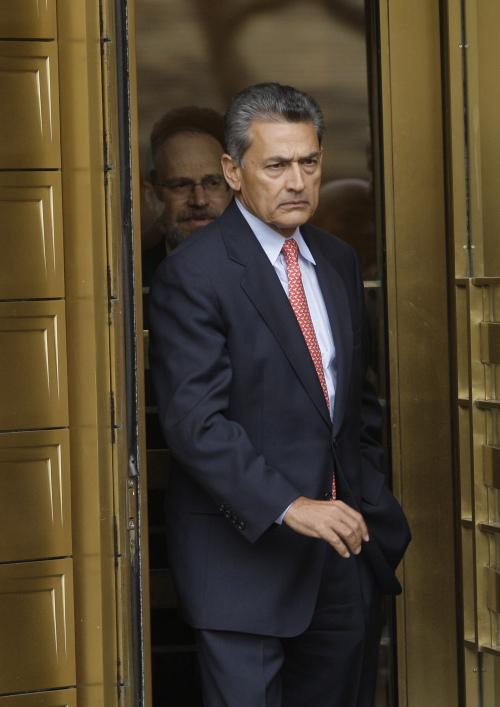 <YONHAP PHOTO-0549> Rajat Gupta leaves federal court Wednesday, Oct. 26, 2011 in New York. The former board member of Goldman Sachs and Procter & Gamble pleaded not guilty to federal charges accusing him of acting as "the illegal eyes and ears in the boardroom" for a friend who was already convicted in the biggest insider trading case in history. (AP Photo/Frank Franklin II)/2011-10-27 05:39:13/ <저작권자 ⓒ 1980-2011 ㈜연합뉴스. 무단 전재 재배포 금지.>
Rajat Gupta leaves federal court in New York on Wednesday.  AP-Yonhap News