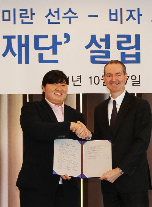 <YONHAP PHOTO-1147> 비자코리아, 장미란 재단 설립 (서울=연합뉴스) 안정원 기자 = 27일 서울 중구 프레스센터에서 열린 장미란-비자코리아 '장미란 재단 설립 MOU'에서 장 선수와 비자코리아 제임스 딕슨 사장이 양해각서를 들고 기념촬영을 하고 있다. 내년 2월 공식출범하는 장미란 스포츠 재단은 유소년 스포츠 교육프로그램, 사회체육 교육프로그램 등 다양한 사업으로 발생한 수익을 비인기 종목 선수지원, 스포츠 꿈나무지원, 다문화·결손가정 자녀 등 사회적 약자를 위한 스포츠 체험 사업을 할 예정이다. 2011.10.27 jeong@yna.co.kr/2011-10-27 11:29:08/ <저작권자 ⓒ 1980-2011 ㈜연합뉴스. 무단 전재 재배포 금지.>
Weightlifter Jang Mi-ran shakes hands with Visa Korea President James Dixon after signing a MOU to set up the JMR foundation in central Seoul on Thursday.  Yonhap News
Weightlifter Jang Mi-ran shakes hands with Visa Korea President James Dixon after signing a MOU to set up the JMR foundation in central Seoul on Thursday.  Yonhap News