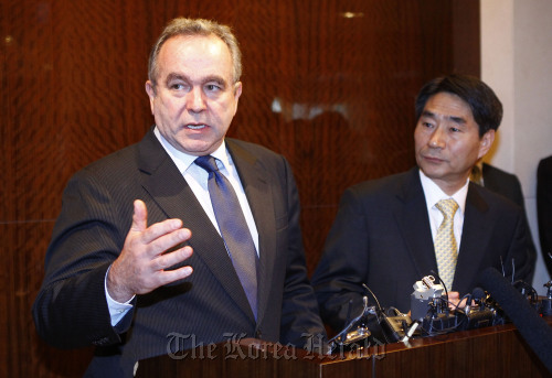 <YONHAP PHOTO-0947> 한국 방문한 캠벨 미 국무부 동아태차관보 (서울=연합뉴스) 이상학 기자 = 캠벨 미 국무부 동아태차관보가 김재신 외교부 차관보와 27일 오전 중구 조선호텔에서 조찬 회동을 갖고 취재진에게 2차 북미 대화의 결과 등에 관한 취재진의 질문에 답하고 있다. 2011.10.27 leesh@yna.co.kr/2011-10-27 09:55:03/ <저작권자 ⓒ 1980-2011 ㈜연합뉴스. 무단 전재 재배포 금지.>
Kurt Campbell, assistant U.S. secretary of state for East Asian and Pacific affairs, answers a question from reporters during his brief visit to Seoul on Thursday. On the right is Deputy Foreign Minister Kim Jae-shin. Yonhap News