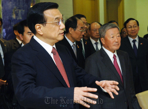China’s Vice Premier Li Keqiang (left) visits LG research and development campus in southern Seoul on Thursday, where he met LG Group chairman Koo Bon-moo (second from right) and discussed issues of mutual concern.   LG Group