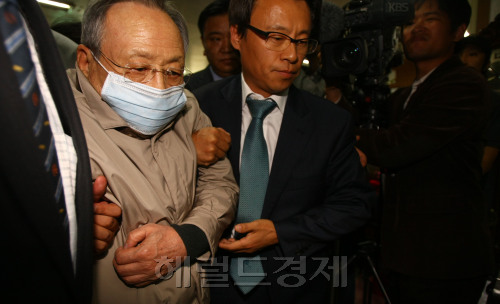 5일  생활용품 기업 피죤 창업주 이윤재(77) 회장 청부폭행 지시 혐의로 강남경찰서로 출두하고 있다. 이회장은 이은욱(55) 전 사장 폭행 사건을 수사 중인 서울 강남경찰서의 출두 요구를 받은바 있다.<br />정희조 기자/checho@heraldm.com 111005\r\n5일  생활용품 기업 피죤 창업주 이윤재(77) 회장 청부폭행 지시 혐의로 강남경찰서로 출두하고 있다. 이회장은 이은욱(55) 전 사장 폭행 사건을 수사 중인 서울 강남경찰서의 출두 요구를 받은바 있다.\r\n정희조 기자/checho@heraldm.com 111005