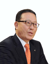 아시아나항공이 홍수로 극심한 피해를 입고 있는 태국 주민을 돕고자 구호물품을 긴급 전달한다. \r\n아시아나항공은 28~29일 동안 인천~방콕을 운항하는 OZ741편을 통해 생수 2000박스, 컵라면 1000박스 및 기내 담요 1000장 등 생필품 위주의 구호물품을 수송할 계획이다.\r\n윤영두 아시아나항공 사장은 이날 임직원과 함께 구호물품을 직접 트럭에 실으며 “작은 정성이지만 실의에 빠진 태국 재난지역 주민들에게 도움이 되길 바란다”고 말했다. \r\n현재 태국은 50년 만의 최악의 홍수로 인해 태국 현지에서 생수 등 생필품을 구하기가 어려운 상황으로, 이번 구호물품은 방콕지점과 주 태국 한국대사관을 통해 한인회 및 태국 정부에 전달될 예정이다. \r\n아시아나항공은 2008년 중국 쓰촨성 대지진, 올해 3월 일본 대지진 등에도 긴급 구호물품을 지원한 바 있다.