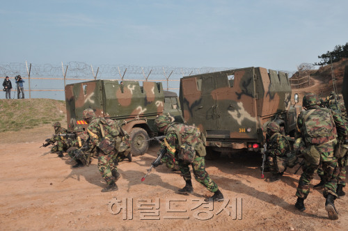 28일 백령도에서 열린 서북도서방어훈련<br />정희조 기자/checho@heraldm.com 111028\r\n28일 백령도에서 열린 서북도서방어훈련\r\n정희조 기자/checho@heraldm.com 111028\r\n서해 백령도에서 28일 열린 서북도서방어훈련에서 장병들이 전술훈련을 하고 있다. 한미 양국은 이날 열린 연례 안보협의회에서 내년초까지 북한의 국지도발에 대비한 작전계획을 완성하기로 했다. 정희조 기자/checho@heraldm.com