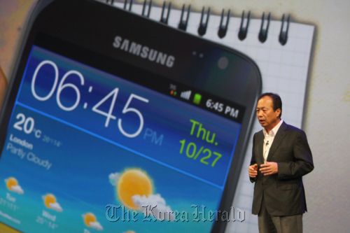 Shin Jong-kyun, chief of mobile communications business at Samsung Electronics, announces the rollout of the Galaxy Note mobile device at a launch event in London on Thursday.
Yonhap News