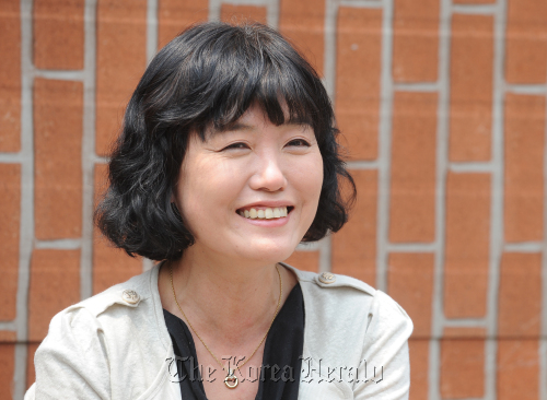 김인숙작가.<br />이상섭 기자 babtong@heraldm.com 2001.06.07
Author Kim In-suk.  Lee Sang-sub/The Korea Herald
Author Kim In-suk.  Lee Sang-sub/The Korea Herald