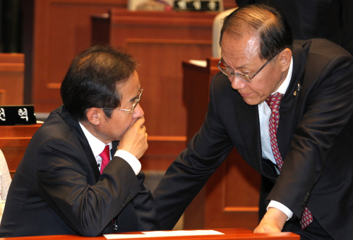 <YONHAP PHOTO-1195> 한미FTA 대화? (서울=연합뉴스) 서명곤 기자 = 한나라당 홍준표 대표가 28일 오후 국회에서 열린 의원총회에서 황우여 원내대표와 이야기를 나누고 있다. 2011.10.28 seephoto@yna.co.kr/2011-10-28 14:34:24/ <저작권자 ⓒ 1980-2011 ㈜연합뉴스. 무단 전재 재배포 금지.>
Grand National Party chairman Hong Joon-pyo (left) speaks with floor leader Hwang Woo-yea prior to a general meeting of GNP lawmakers at the National Assembly in Yeouido, Seoul, on Friday.  Yonhap News