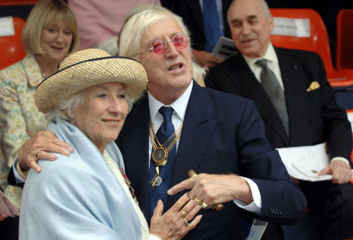 <YONHAP PHOTO-0058> FILE In this Sunday Sept. 18, 2005 file photo Vera Lynn and Jimmy Saville, right are seen at the unveiling of a contemporary sculpture at Victoria Embankment in central London to mark the 65th anniversary of the Battle of Britain. Friends and police say veteran British broadcaster Jimmy Savile, a famously eccentric popular culture figure, has died Saturday Oct. 29, 2011 at his home in northern England. He was 84. Savile, known for his garish tracksuits, chunky gold jewelry and boundless enthusiasm for pop music and charity work, was the host of two long-running British television programs and claimed to have been a confidant to the royal family. (AP Photo/Matthew Fearn, Pool)/2011-10-30 00:55:03/ <저작권자 ⓒ 1980-2011 ㈜연합뉴스. 무단 전재 재배포 금지.>
Vera Lynn and Jimmy Savile (right) in 2005 at the unveiling of a contemporary sculpture at Victoria Embankment in central London to mark the 65th anniversary of the Battle of Britain.  AP-Yonhap News