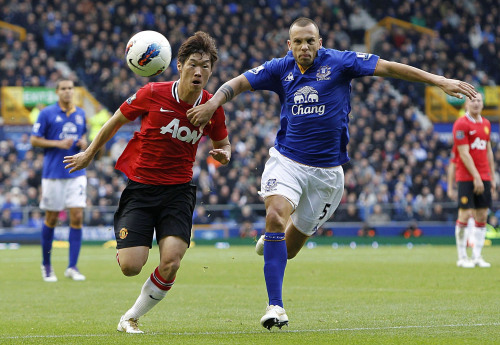 <YONHAP PHOTO-0028> Everton's Johnny Heitinga, right, and Manchester United's Ji-Sung Park battle for the ball during the English Premier League soccer match at Goodison Park, Liverpool, England, Saturday Oct. 29, 2011. Manchester United won the match 1-0. (AP Photo/PA, Peter Byrne) UNITED KINGDOM OUT NO SALES NO ARCHIVE/2011-10-30 00:14:56/ <저작권자 ⓒ 1980-2011 ㈜연합뉴스. 무단 전재 재배포 금지.>
Manchester United’s Park Ji-sung (left) and Everton’s Johnny Heitinga vie for the ball on Saturday.
AP-Yonhap News