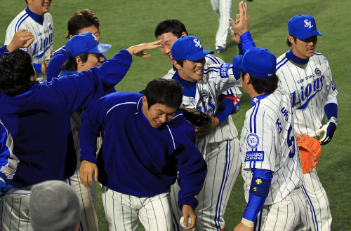 <YONHAP PHOTO-2514> <2011 KS> '잘했다' (대구=연합뉴스) 이지은 기자 = 26일 오후 대구시민운동장에서 열린 프로야구 한국시리즈 2차전 삼성과 SK의 경기 8회초 2사 1,2루. SK 최동수 안타 때 중견수 이영욱의 송구로 최정이 홈에서 아웃됐다. 삼성 선수들이 이영욱을 반기고 있다. 2011.10.26 jieunlee@yna.co.kr/2011-10-26 22:07:29/ <저작권자 ⓒ 1980-2011 ㈜연합뉴스. 무단 전재 재배포 금지.>
The Samsung Lions are looking to keep the good times rolling for one more game.  Yonhap News