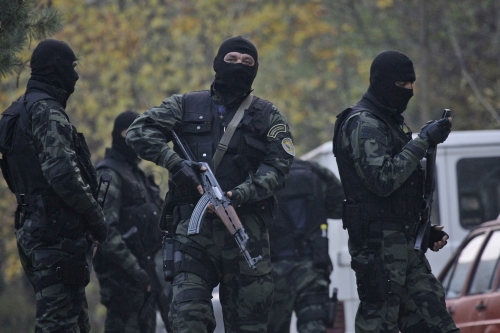 <YONHAP PHOTO-0308> Bosnian Special police units check personal ID of the residents on the road towards Bosnian village of Gornja Maoca, 200 kms north from Sarajevo, on Saturday,Oct. 29, 2011. Special police units raided homes Saturday in a Bosnian village linked to the gunman who fired an automatic weapon at the U.S. Embassy in Sarajevo in what authorities called a terrorist attack. The raids came as 17 suspected associates of the shooter, all said to be members of the ultraconservative Wahhabi Muslim sect, were briefly detained in Serbia. (AP Photo/Amel Emric)/2011-10-30 05:51:24/ <저작권자 ⓒ 1980-2011 ㈜연합뉴스. 무단 전재 재배포 금지.>
Bosnian police stand guard on the road towards the Bosnian village of Gornja Maoca on Saturday. AP-Yonhap News
