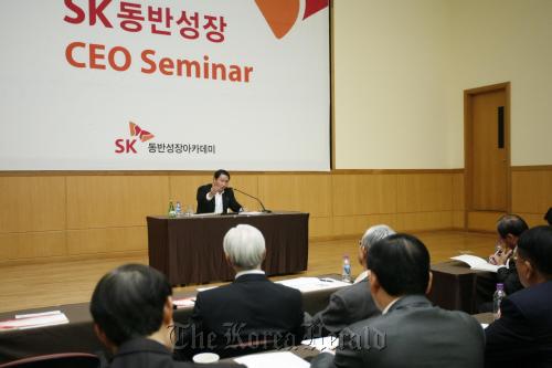 SK Group chairman Chey Tae-won speaks at the shared-growth conference in Yongin, Gyeonggi Province on Friday.  SK Group