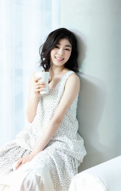 Figure skater Kim Yu-na poses with a mug from KwangJuYo’s “Yuna” collection. (KwangJuYo)