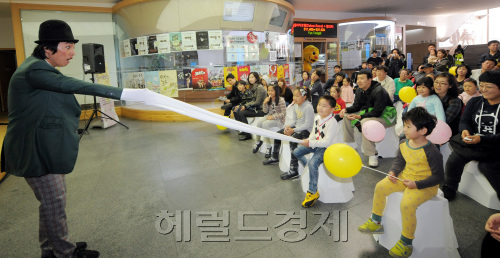 세종벨트 새로운 문화체험 프로그램인 광화문 S-DAY가 30일 광화문 광장을 비롯한 세종벨트 50여개 문화공간 일대에서 펼쳐지고 있다. 매달 마지막주 일요일마다 진행괸 이 행사는 서울 도심속 다양한 문화예술을 저렴하게 즐길 수 있는게 장점이다. 30일 화창한 일요일을 맞아 서울 광화문을 찾은 시민들이 해치마당에서 열리는 마임과 마술쇼를 보며 즐거운 시간을 보내고 있다./ 안훈기자 rosedale@ 2011.10.30\r\n세종벨트 새로운 문화체험 프로그램인 광화문 S-DAY가 30일 광화문 광장을 비롯한 세종벨트 50여개 문화공간 일대에서 펼쳐지고 있다. 매달 마지막주 일요일마다 진행괸 이 행사는 서울 도심속 다양한 문화예술을 저렴하게 즐길 수 있는게 장점이다. 30일 화창한 일요일을 맞아 서울 광화문을 찾은 시민들이 해치마당에서 열리는 마임과 마술쇼를 보며 즐거운 시간을 보내고 있다./ 안훈기자 rosedale@ 2011.10.30\r\n세종벨트 새로운 문화체험 프로그램인 광화문 S-DAY가 30일 광화문 광장을 비롯한 세종벨트 50여개 문화공간 일대에서 펼쳐지고 있다. 매달 마지막주 일요일마다 진행괸 이 행사는 서울 도심속 다양한 문화예술을 저렴하게 즐길 수 있는게 장점이다. 30일 화창한 일요일을 맞아 서울 광화문을 찾은 시민들이 해치마당에서 열리는 마임과 마술쇼를 보며 즐거운 시간을 보내고 있다./ 안훈기자 rosedale@ 2011.10.30\r\n지난 30일 화창한 일요일을 맞아 서울 광화문을 찾은 시민들이 해치마당에서 열리는 마임과 마술쇼를 보며 즐거운 시간을 보내고 있다. 이 마술쇼는 세종벨트 새로운 문화체험 프로그램인 광화문 S-DAY의 일환으로 열렸다.   안훈 기자/rosedale@heraldm.com