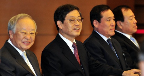 31일 서울 중구 남대문로 대한상공회의소에서 열린 CEO 초청강연에서 김황식 국무총리와 손경식 대한상의회 회장이 대화를 나누고 있다.<br />김명섭 기자 msiron@\r\n31일 서울 중구 남대문로 대한상공회의소에서 열린 CEO 초청강연에서 김황식 국무총리와 손경식 대한상의회 회장이 대화를 나누고 있다.\r\n김명섭 기자 msiron@\r\n31일 서울 중구 남대문로 대한상공회의소에서 열린 CEO 초청강연에서 김황식 국무총리와 손경식 대한상의회 회장이 대화를 나누고 있다.\r\n김명섭 기자 msiron@