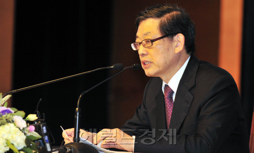 김황식 국무총리가 31일 서울 중구 남대문로 대한상공회의소에서 초청강연을 하고 있다.<br />김명섭 기자 msiron@\r\n김황식 국무총리가 31일 서울 중구 남대문로 대한상공회의소에서 초청강연을 하고 있다.\r\n김명섭 기자 msiron@\r\n김황식 국무총리가 31일 서울 중구 남대문로 대한상공회의소에서 초청강연을 하고 있다.\r\n김명섭 기자 msiron@