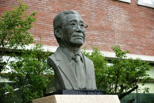 공기업인 한국마사회 경내에 친일 행적을 지닌 인사의 흉상이 세워져 있다며 시민단체 등이 철거를 요구하고 나서 논란을 빚고 있다.\r\n31일 민족문제연구소와 한국마사회 등에 따르면 경기도 과천 마사회 본관 앞에 고(故) 김동하(1920~1993) 전(前) 한국마사회 회장의 청동 흉상이 설치돼 있다.