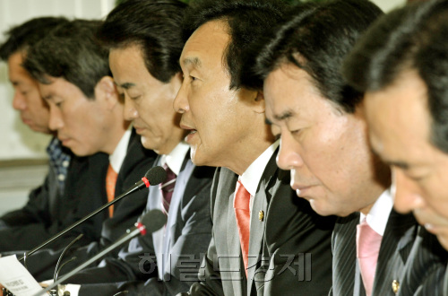 민주당 손학규 대표가 31일 오전 국회 당 대표실에서 열린 최고위원회의에서 모두발언을 하고 있다.양동출dcyang@heraldm.com/111031/\r\n민주당 손학규 대표가 31일 오전 국회 당 대표실에서 열린 최고위원회의에서 모두발언을 하고 있다.양동출dcyang@heraldm.com/111031/