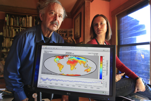 <YONHAP PHOTO-1869> In this Friday, Oct. 28, 2011 photo, Richard Muller, left, and his daughter, Elizabeth Muller, right, pose with a map from their study on climate at their home in Berkeley, Calif. A new study of Earth?s temperatures going back more than 200 years finds the same old story: It?s gotten hotter in the last 60 years. What?s different is the scientist behind the latest study, Richard Muller. The California physicist was doubtful of what climate scientists have been saying - until he did his own research, partly funded by climate change skeptics. Elizabeth Muller, co-founder and executive director of the Berkeley Earth Surface Temperature Study, ran the study. (AP Photo/Paul Sakuma)/2011-10-30 23:31:45/ <저작권자 ⓒ 1980-2011 ㈜연합뉴스. 무단 전재 재배포 금지.>
Richard Muller (left) and his daughter Elizabeth pose with a map on climate in Berkeley, California on Friday. AP-Yonhap New