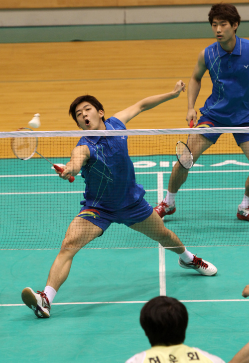 <YONHAP PHOTO-1681> 배드민턴 이용대의 빠른 몸놀림 (수원=연합뉴스) 신영근 기자 = 7일 경기도 수원 아주대학교 체육관에서 열린 제92회 전국체육대회 배드민턴 남자 일반부 개인복식 예선 경남 이재진.허운회와 전남 이용대.조건우의 경기에서 이용대(왼쪽)가 셔틀콕을 넘기고 있다. 2011.10.6 drops@yna.co.kr http://blog.yonhapnews.co.kr/geenang/2011-10-07 14:05:41/ <저작권자 ⓒ 1980-2011 ㈜연합뉴스. 무단 전재 재배포 금지.>
Lee Yong-dae