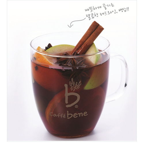 카페베네가 또 한 번 맛있어진다. \r\n따뜻함이 그리운 계절, (주)카페베네(대표이사 김선권)는 브레첼 4종과 온음료 4종을 복합구성으로 출시하고 11월 1일부터 전국 각 매장에서 판매를 시작한다.\r\n ‘식어도 맛있는 커피’를 자랑하는 카페베네. 커피전문점인 동시에 다양한 사이드메뉴, 특히 베이커리 전문점으로서의 장점까지 고루 갖춘 카페베네가 이 계절 먼저 한 끼 식사로도 손색없는 든든한 메뉴 ‘브레첼’ 을 선보인다.