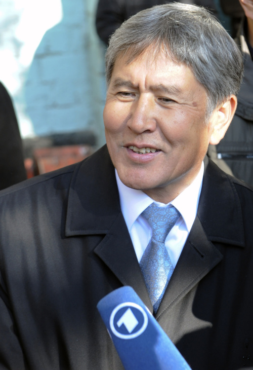 <YONHAP PHOTO-1616> Front-runner Almazbek Atambayev speaks to the media at a polling station during the residential election in Bishkek, Kyrgyzstan, Sunday, Oct. 30, 2011. Voters in the turbulent Central Asian nation of Kyrgyzstan headed to polling stations Sunday to cast their ballots in the presidential election that could set a democratic precedent for the region. (AP Photo/Vladimir Voronin)/2011-10-30 19:31:57/ <저작권자 ⓒ 1980-2011 ㈜연합뉴스. 무단 전재 재배포 금지.>
Adakhan Madumarov. AP-Yonhap News