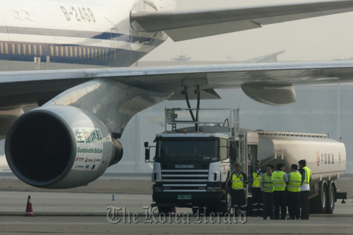 An Air China Ltd. airplane is fueled with a mixture of jet fuel and bio-liquid fuel in Beijing on Oct. 28.  Bloomberg
