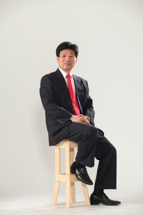 최근들어서 중소기업의 일방적인 희생보다는 상생의 경제를 이야기하는 동반성장의 중요성이 여러 산업분야에서 이야기 되어지고 있다. 그중에서도 대형 게임사와 중소게임사 그리고 각 지역의 공급처라 할수 있는 전국 PC사업자들의 상생도 중요시 되고 있다.\r\n(사)한국온라인콘텐츠유통업협회(KCDA)의 서용성 회장은 입술이 없으면 이가 시린것처럼 동반성장을 표현하는 중요한 표현으로, 중국춘추시대의 ‘순망치한’이란 사자성어를 예로 들었다.  \r\n KCDA(www.kcda.ne.kr)의 서용성 회장은 이런 순망치한의 관계가 ‘대한민국’ 콘텐츠 산업계에도 비유 될수 있다고 꼬집었다. 우리나라에서는 온라인 콘텐츠의 시현을 이룩하는 과정에서 다른 나라에 비해 전국곳곳에 독특하게 발전된 PC방이라 부르는 문화시현 공간이 있다.\r\n 하지만 온라인 게임이 상용화되던 십 몇년전에 비해 PC방의 시간당 사용료는 3분의 1로 줄어들었고, 세계에서 유일하게 개발사에 게임비를 지불하는 나라로 점점 높아진 게임비의 부담은 이미 PC방 매출액의 20%를 훌쩍 넘어서는 비상식적인 일들이 벌어지고 있다.