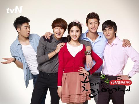 케이블채널 tvN 새 월화드라마 ‘꽃미남 라면가게’가 드디어 베일을 벗는다.\r\n31일 밤 11시 첫 방송되는 ‘꽃미남 라면가게’는 드라마 ‘그들이 사는 세상’ ‘커피하우스’ ‘넌 내게 반했어’를 만든 표민수 감독과 영화 ‘달콤한 거짓말’의 정정화 감독이 손을 잡았다. 여기에 ‘꽃미남’을 소재로 하는 만큼 여성 시청자들의 눈을 호강시킬 남자배우들이 대거 출연한다는 소식이 전해져 ‘꽃미남 라면가게’에 대한 예비시청자들의 관심이 높아지고 있다.