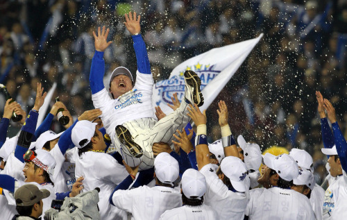 Samsung Lions players celebrate at Jamsil Stadium in Seoul on Monday after they clenched the 2011 Korean Series title, beating the SK Wyverns 1-0. Yonhap News