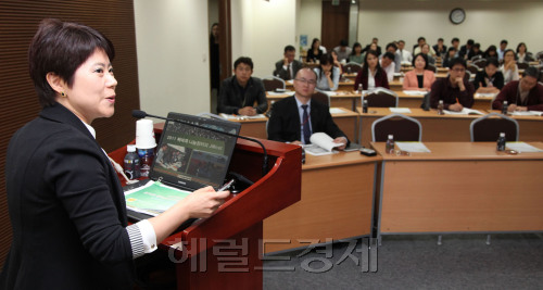 전국경제인연합회는 31일 전경련 대회의실에서 기업, 언론, NGO 등 사회공헌 관계자 100여명이 참석한 가운데 ‘CSR을 통해 임직원 행복하게 만들기’라는 주제로 제3차 사회공헌미래포럼을 개최했다. 중앙일보 공익세션 ‘행복동행’ 김정수 에디터가 주제발표를 하고 있다.