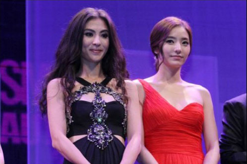 배우 한채영(31)이 아시아 최고의 스타일리쉬한 여배우로 꼽혔다. 한채영은 장백지 고원원 등 내로라하는 중화권 여배우들을 모두 제치고 ‘바비인형’의 위엄을 뽐냈다. \r\n한채영은 지난 28일 코스모폴리탄 뷰티 어워드에서‘올해 최고 스타일리쉬한 여배우’상을 받았다. 이는 지난 10월 22일 중국 대련 세박 광장에서 열린 CETV ‘2011 아시아 10대 인기 스타 어워즈’에서 ‘아시아 10대 인기 스타상’을 수상한 데 이은 또 한 번의 반가운 수상 소식이다.