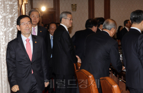 박원순 서울시장이 1일 오전 정부중앙청사에서 열린 국무회의에 배석하기 위해 회의장으로 들어서고 있다. 2011.11.1김명섭 기자 msiron@\r\n박원순 서울시장이 1일 오전 정부중앙청사에서 열린 국무회의에 배석하기 위해 회의장으로 들어서고 있다. 2011.11.1김명섭 기자 msiron@\r\n박원순 서울시장이 1일 오전 정부중앙청사에서 열린 국무회의에 배석하기 위해 회의장으로 들어서고 있다. 2011.11.1김명섭 기자 msiron@\r\n박원순 서울시장이 1일 오전 서울 세종로 정부중앙청사에서 열린 국무회의에 배석했다. 관심을 모았던 이명박 대통령과 박 시장의 조우는 불발됐다.  김명섭 기자/msiron@