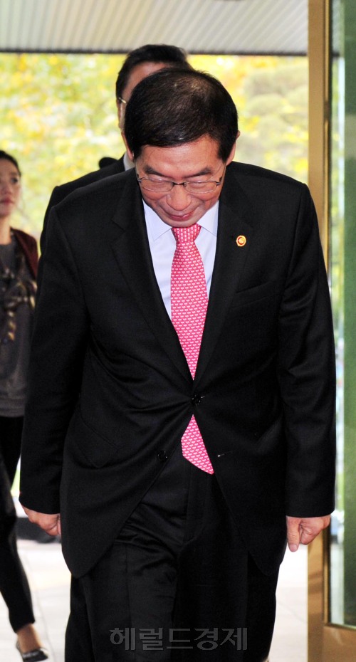 박원순 서울시장이 1일 오전 서울 종로구 세종로 정부중앙청사에서 열린 국무회의에 참석해 청사로 들어오며 인사를 하고 있다.<br />김명섭 기자 msiron@\r\n박원순 서울시장이 1일 오전 서울 종로구 세종로 정부중앙청사에서 열린 국무회의에 참석해 청사로 들어오며 인사를 하고 있다.\n김명섭 기자 msiron@\r\n박원순 서울시장이 1일 오전 서울 종로구 세종로 정부중앙청사에서 열린 국무회의에 참석해 청사로 들어오며 인사를 하고 있다.\n김명섭 기자 msiron@