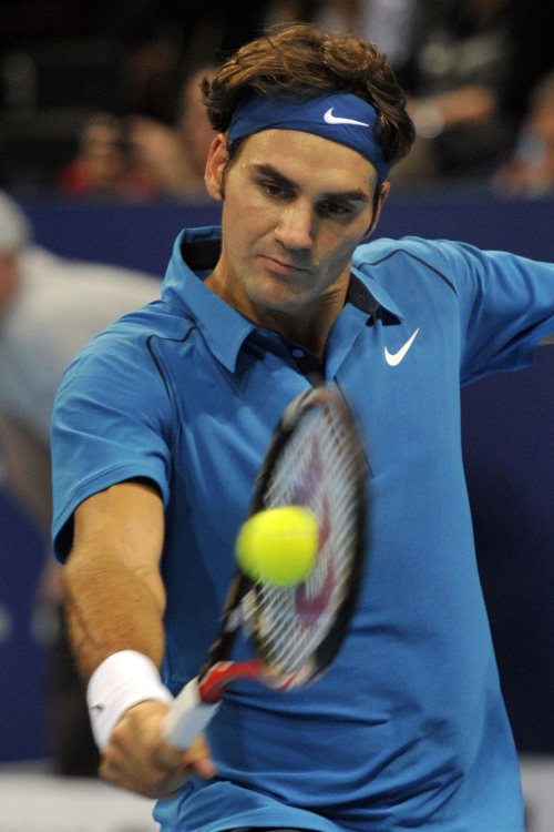 <YONHAP PHOTO-0712> Switzerland's Roger Federer returns a ball to Italy's Potito Starace during their first round match at the Swiss Indoors tennis tournament at the St. Jakobshalle in Basel, Switzerland, Monday, Oct. 31, 2011. (AP Photo/Keystone, Georgios Kefalas)/2011-11-01 05:22:33/ <저작권자 ⓒ 1980-2011 ㈜연합뉴스. 무단 전재 재배포 금지.>
Switzerland’s Roger Federer returns a shot against Italy’s Potito Starace on Monday.   AP-Yonhap News