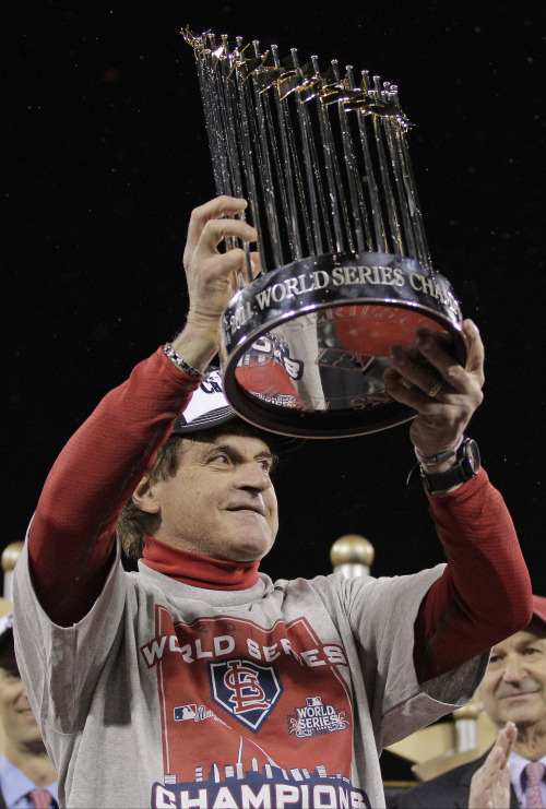 <YONHAP PHOTO-0147> FILE - In this Oct. 28, 2011 file photo, St. Louis Cardinals' Tony La Russa holds up the Commissioner's Trophy after Game 7 of baseball's World Series against the Texas Rangers, in St. Louis. Three days after winning the World Series, La Russa is retiring. The 67-year-old manager announced his retirement at a news conference Monday, Oct. 31, 2011 at Busch Stadium in St. Louis. (AP Photo/Charlie Riedel, File)/2011-11-01 00:10:25/ <저작권자 ⓒ 1980-2011 ㈜연합뉴스. 무단 전재 재배포 금지.>
St. Louis Cardinals manager Tony La Russa celebrates with the World Series trophy.  AP-Yonhap News