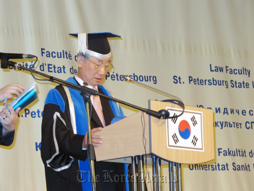 Constitutional Court President Lee Kang-kook gives a lecture at the Saint Petersburg State University after receiving an honorary doctorate from the school, in Russia on Monday. Constitutional Court of Korea