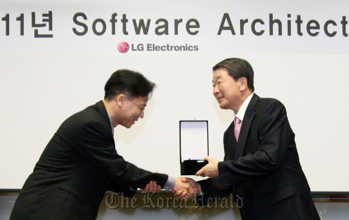 LG Electronics’ vice chairman Koo Bon-joon (right) hands the certificate of authorization to one of the employees noted as a software architect at a recent event at its R&D campus in southern Seoul. LG Electronics