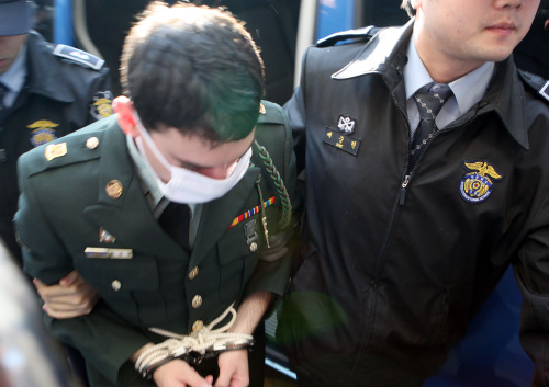 <YONHAP PHOTO-1024> 10대 성폭행한 美軍 선고 재판 (의정부=연합뉴스) 장희재 기자 = 1일 오전 경기도 의정부시 가능동 의정부지방법원에 미2사단 소속 K(21) 이병이 재판을 받으러 도착했다. K이병은 지난 9월24일 오전 4시께 만취상태로 동두천시내 한 고시텔에 들어가 A(18)양을 흉기로 위협한 뒤 수차례 성폭행하고 5천원을 빼앗아 달아난 혐의를 받고 있다. 2011.11.1 hjjang@yna.co.kr/2011-11-01 09:31:37/ <저작권자 ⓒ 1980-2011 ㈜연합뉴스. 무단 전재 재배포 금지.>
A 21-year-old U.S. Army private of the 2nd Infantry Division arrives at the Uijeongbu District Court house to receive his sentence for the rape of a local Korean woman, in Uijeongbu, Gyeonggi Province, Tuesday.   Yonhap News