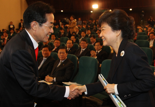 <YONHAP PHOTO-1201> 박근혜와 홍준표 (서울=연합뉴스) 백승렬 기자 = 한나라당 홍준표 대표가 1일 국회에서 열린 `국민 중심의 한국형 고용복지 모형 구축 관련 정책 세미나'에서 축사를 마치고 나서 박근혜 전 대표와 악수하고 있다. 2011. 11. 1 srbaek@yna.co.kr/2011-11-01 11:24:02/ <저작권자 ⓒ 1980-2011 ㈜연합뉴스. 무단 전재 재배포 금지.>
The ruling Grand National Party chairman Rep. Hong Joon-pyo (left) shakes hands with former chairwoman Rep. Park Geun-hye during the party’s welfare policy seminar held at the National Assembly Tuesday.  Yonhap News