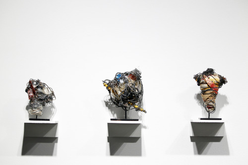 <YONHAP PHOTO-0470> In this Oct. 25, 2011 photo, sculptures by an unknown artist commonly called the Philadelphia Wireman, at the Things That Do group exhibition in the Fleisher/Ollman Gallery in Philadelphia. The exhibition is scheduled to run through Dec. 10. Three decades after hundreds of strange wire-bound oddities were saved from the trash heap, an art gallery eight blocks from where they were dumped at a curb is featuring a selection of works made by a mystery artist dubbed the Philadelphia Wireman. (AP Photo/Matt Rourke)/2011-11-01 02:39:22/ <저작권자 ⓒ 1980-2011 ㈜연합뉴스. 무단 전재 재배포 금지.>
Sculptures by an unknown artist commonly called the Philadelphia Wireman, at the “Things That Do” group exhibition in the Fleisher/Ollman Gallery in Philadelphia. The exhibition is scheduled to run through Dec. 10. Three decades after hundreds of strange wire-bound oddities were saved from the trash heap, an art gallery eight blocks from where they were dumped at a curb is featuring a selection of works made by the mysterious artist. AP-Yonhap News