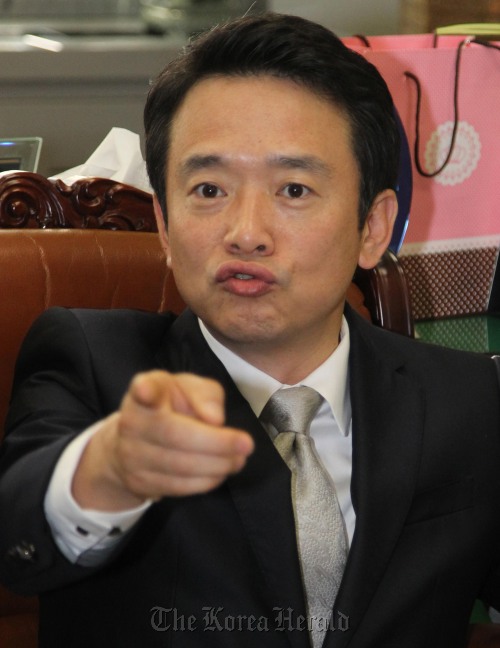 남경필 국회 외교통상통일위원장이 1일 오전 국회 외통위원장실에서 농성중인 야당 의원들에게 농성을 해제할 것을 요구하고 있다.  양동출 기자/dcyang@heraldm.com